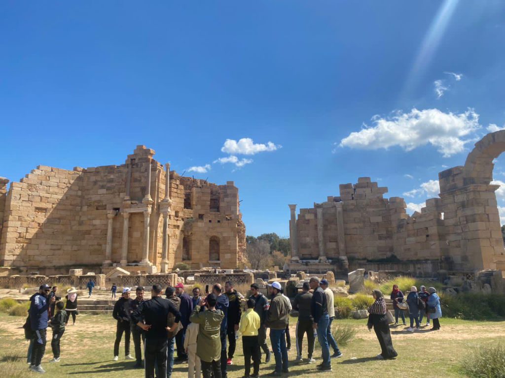 المركز ينظم جولة سياحية لموظفيه بموقع لبدة الأثري